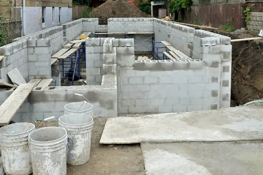 bauen-grundstueck-keller-hausbau-boden-ausheben-01