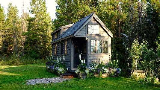 tiny-house-kleines-haus-wohnung-wohnen-03 Tiny House mit Garten im Wald