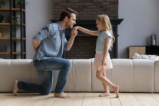 Haus-Familie-Wohnen-Serie-3-21 Vater küsst Hand von Tochter